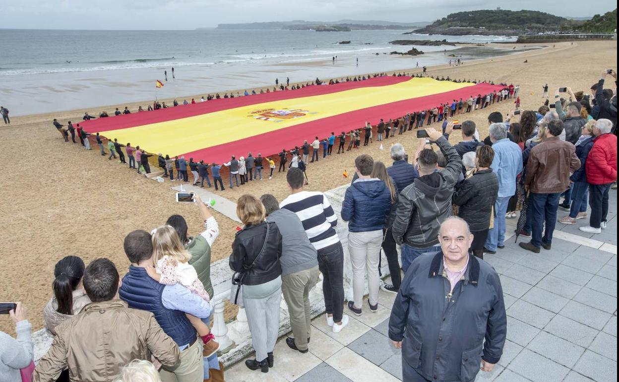 Vox despliega en Santander la mayor bandera de España, «punto de encuentro y de concordia»