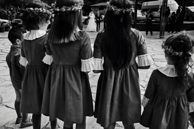 Grupo infantil de arras en una emocionante imagen.