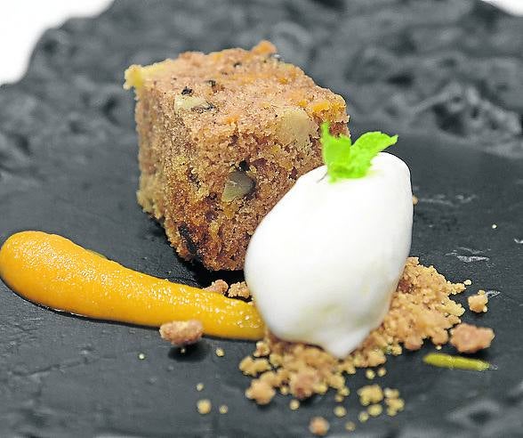 Bizcocho con helado de queso fresco. Se mezclan huevos, aceite y azúcar, mientras se asan mazanas con azúcar y mantequilla. Después se trituran sin piel y se añade la mezcla y harina, levadura, bicarbonato, canela las especias, sal. Por último, incorporamos la calabaza rallada, se hornea durante unos treinta minutos.