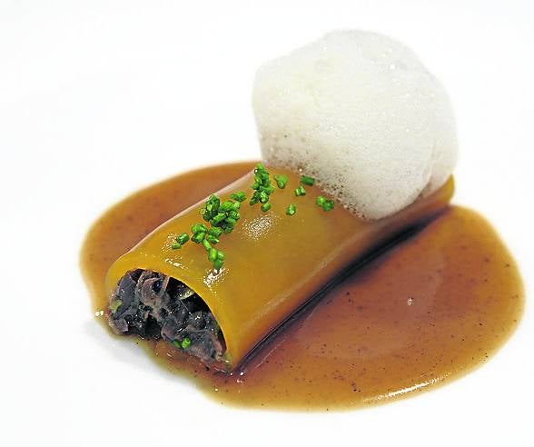 Canelón relleno de rabo y aire de parmesano. Canelón con velo de calabaza relleno de rabo guisado y un aire de carbonara. La pasta del canelón se sustituye por un velo de aspecto anaranjado debido a la calabaza para lo que hará falta gelificar la crema de calabaza que después se rellenará en este caso con rabo de toro. 