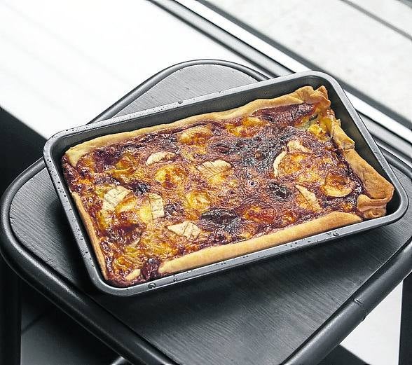 Quiche con patata, puerro y huevo. Se pela, trocea y hornea durante unos 20 minutos. Después será el turno de la masa y, por otro lado, en un bol se incorporan los huevos batidos, un poco de nata líquida y los trozos de calabaza. 