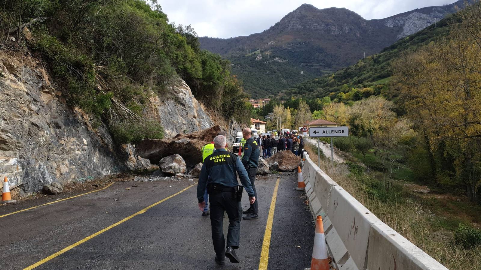 Un argayo ha cortado esta mañana el Desfiladero de la Hermida. a la altura de Cillorigo de Liébana, atrapando a un centenar de personas, entre ellas el secretario general del PRC, Miguel Ángel Revilla, y los candidatos del partido al Congreso y al Senado.