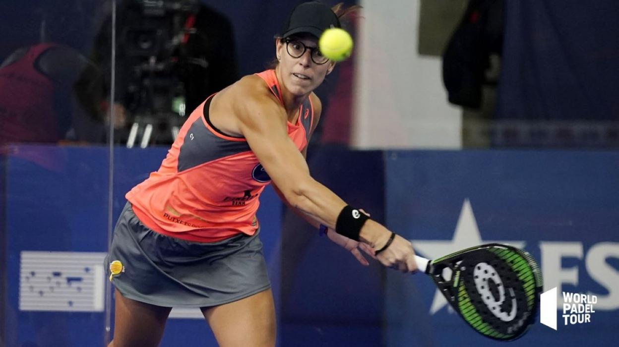 Lucía Sainz durante uno de los puntos en juego en la final. 