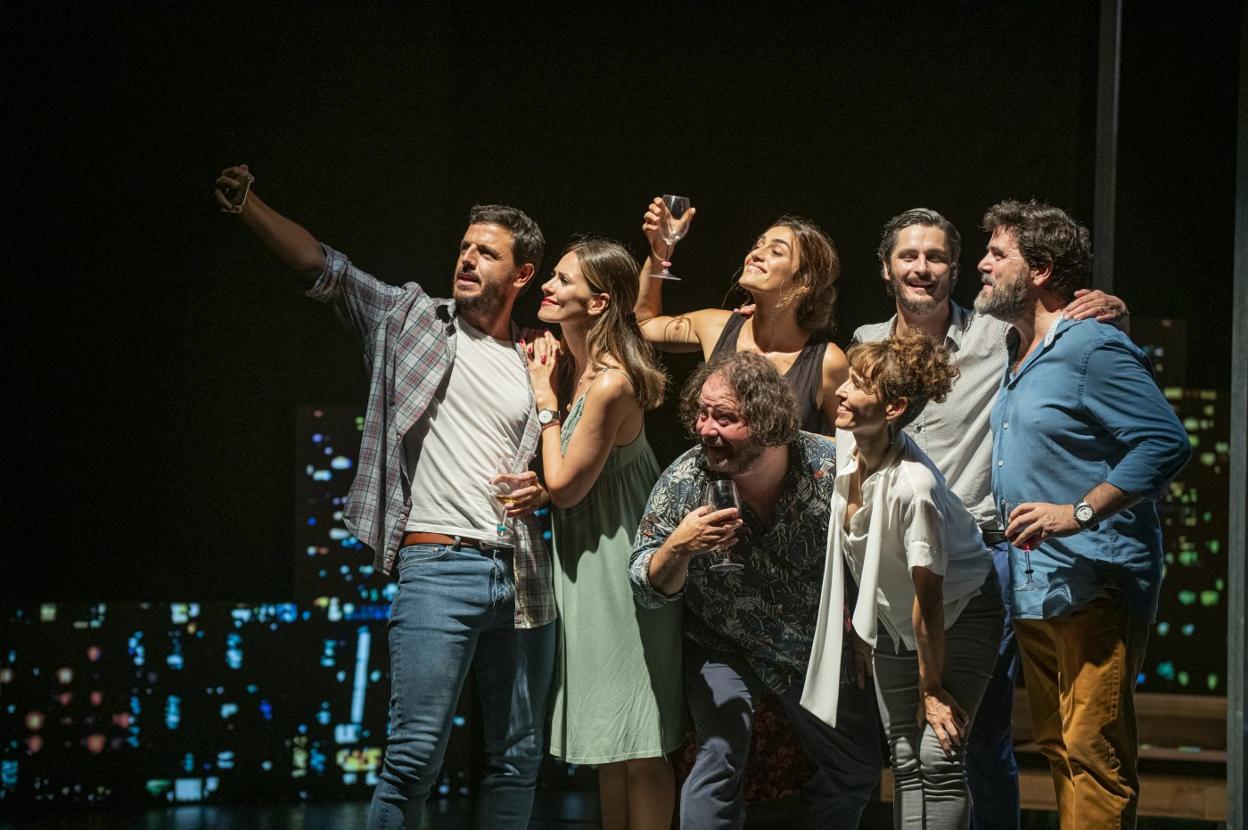 El elenco de 'Perfectos desconocidos', en una escena de la obra que se ofrecerá el viernes y el sábado. 