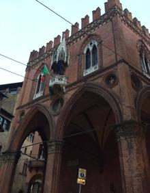 Imagen secundaria 2 - Arriba, una de las calles de Bolonia con la torre Asinelli al fondo. Abajo, a la izquierda, el Palacio Comunale; y a la derecha, el edificio de la Cámara de Comercio. 