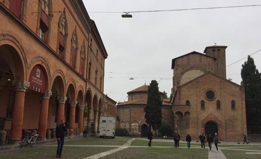 La Piazza de Santo Stefano, con la basílica del mismo nombre al fondo. 