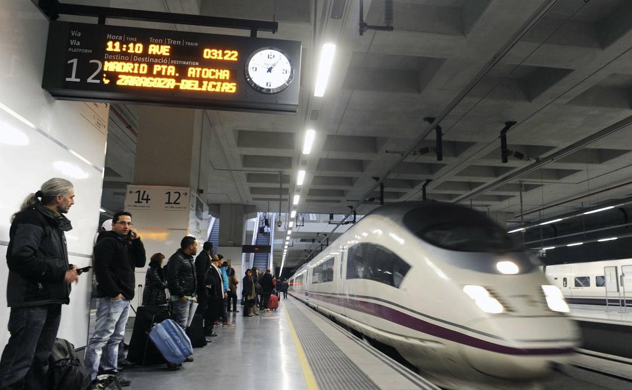 Tren de AVE en la estación de Sants. 