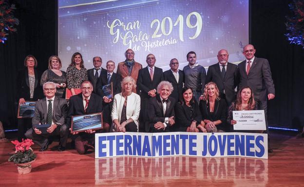 Imagen conjunta de premiados, organizadores y autoridades, durante la Gala de Hostelería celebrada en el Paraninfo de La Magdalena.