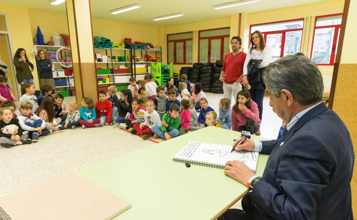 Revilla llama a los escolares a proteger la cultura popular