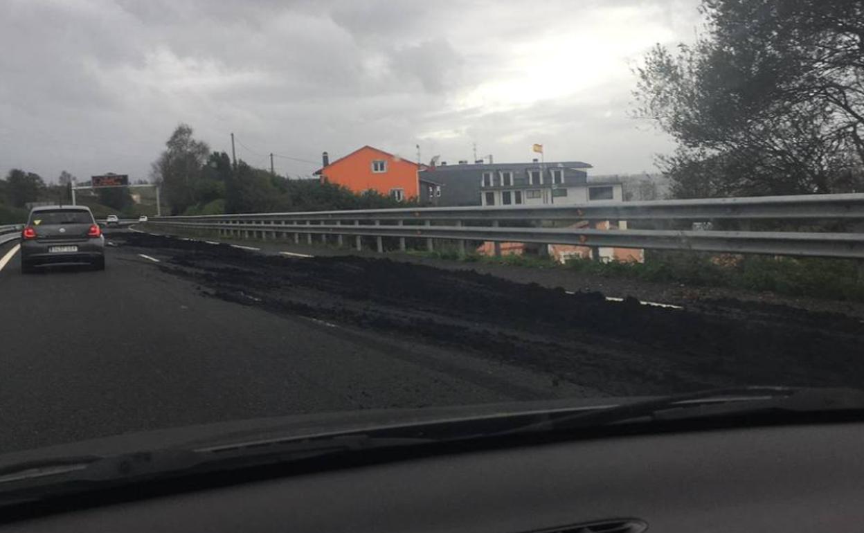 La tierra derramada ha invadido el carril derecho de la autovía.