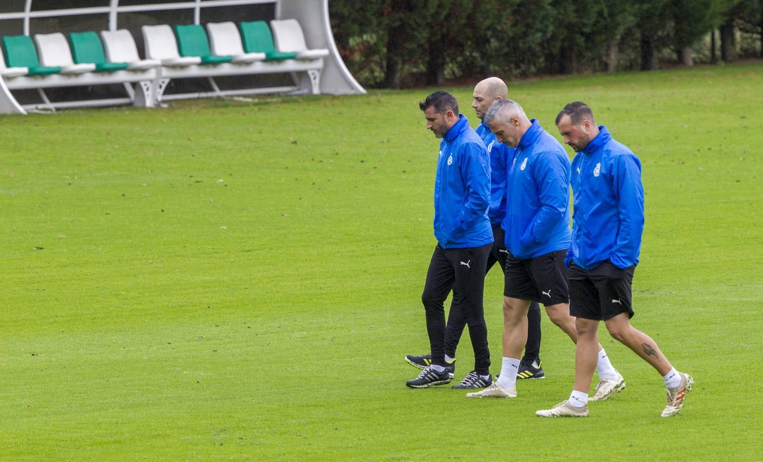 Desde el club mantienen su política del silencio alrededor de la figura del técnico y los jugadores arropan al míster