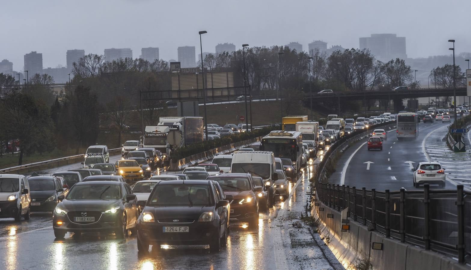 Un coche se ha empotrado pasadas las cuatro de la tarde en el puente de la S-10 en dirección a Bilbao y frente a El Corte Inglés contra un autobús de pasajeros, sin que se hayan producido heridos. El siniestro ha provocado importantes retenciones