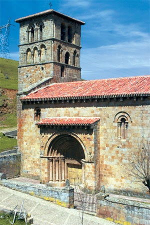 Vista de la colegiata de San Pedro de Cervatos.