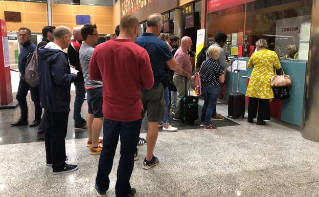 Pasajeros del vuelo cogiendo los tickets para la cafetería. 