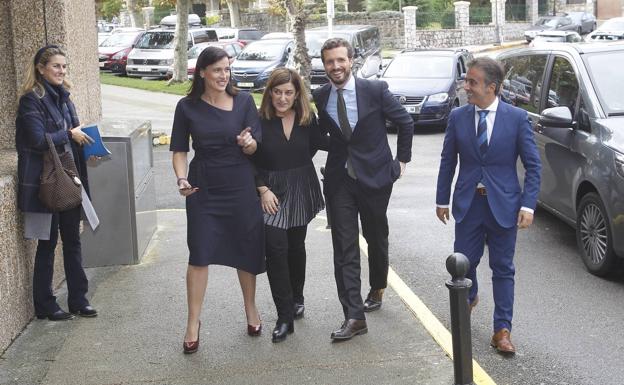 Gema Igual, María José Sáenz de Buruaga y Diego Movellán acompañan a Pablo Casado al acto en el Hotel Santemar.