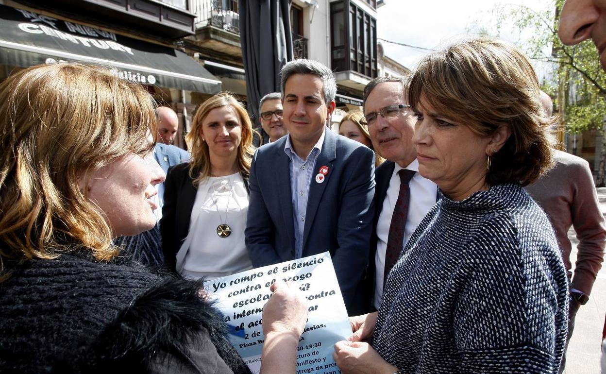 Dolores Delgado, en Torrelavega en la anterior campaña electoral de abril.