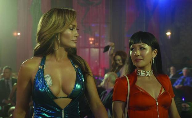 Jennifer Lopez y Constance Wu en 'Estafadoras de Wall Street'.