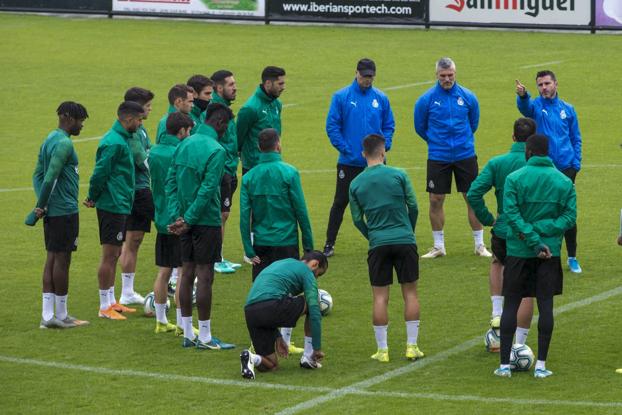 Iván Ania, junto al resto del cuerpo técnico, da instrucciones a sus jugadores en la sesión de entrenamiento de ayer del Racing. 