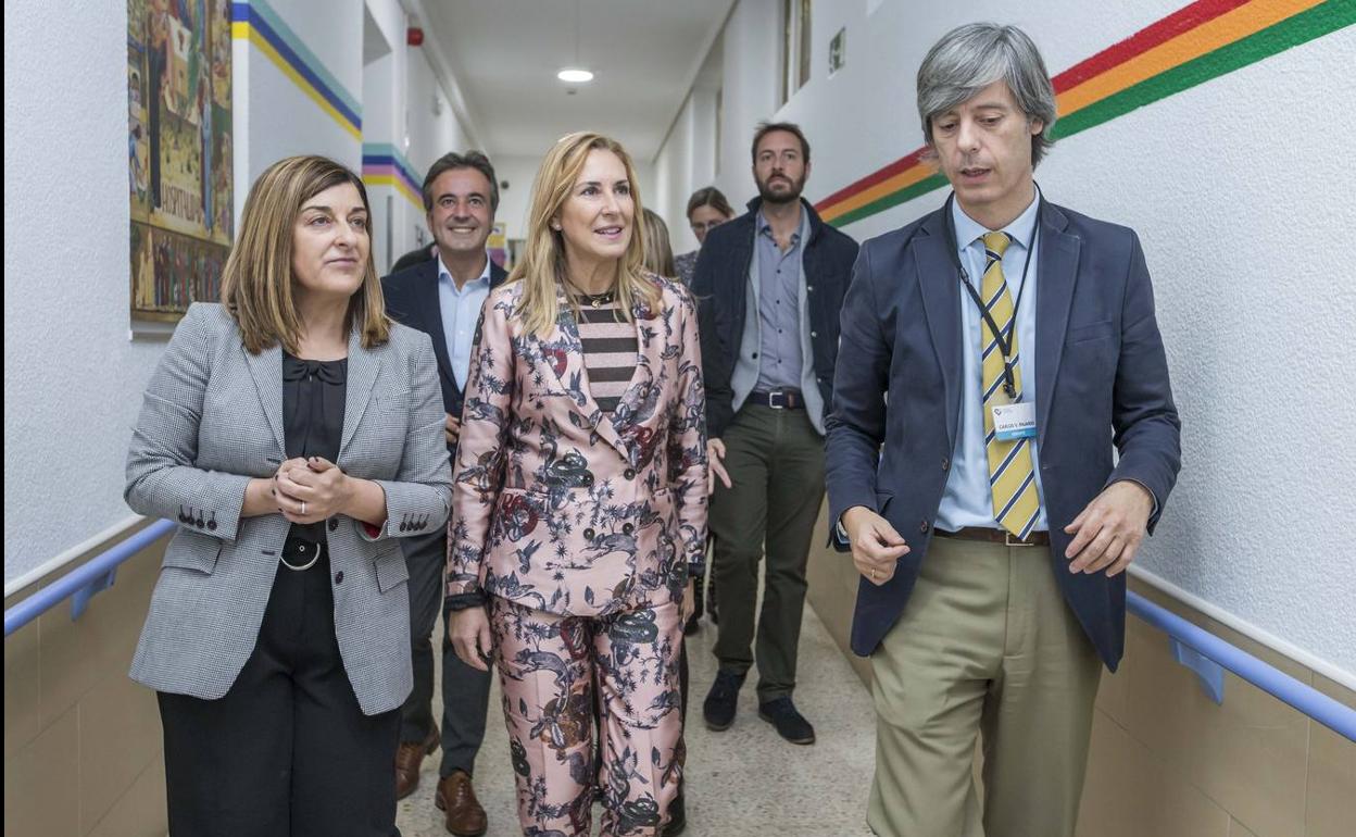 Visita de María José Sáenz de Buruaga, Ana Beltrán y Diego Movellán al centro Hospitalario Padre Menni.