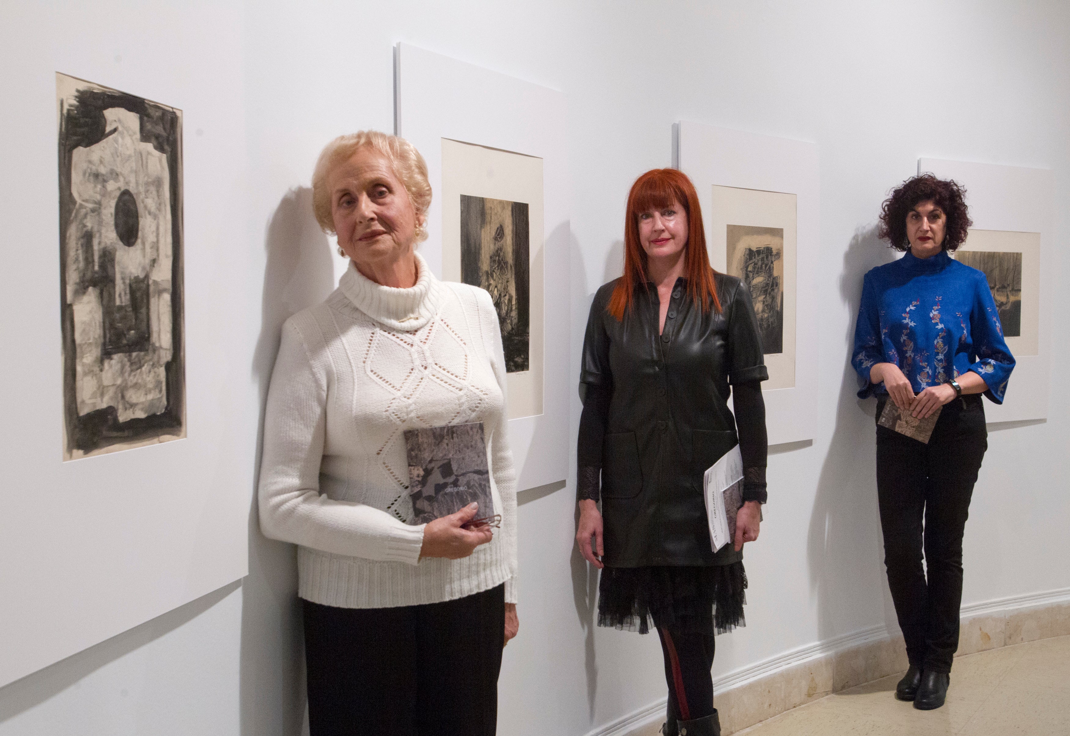 Tres de las participantes con Gregorio en la muestra.