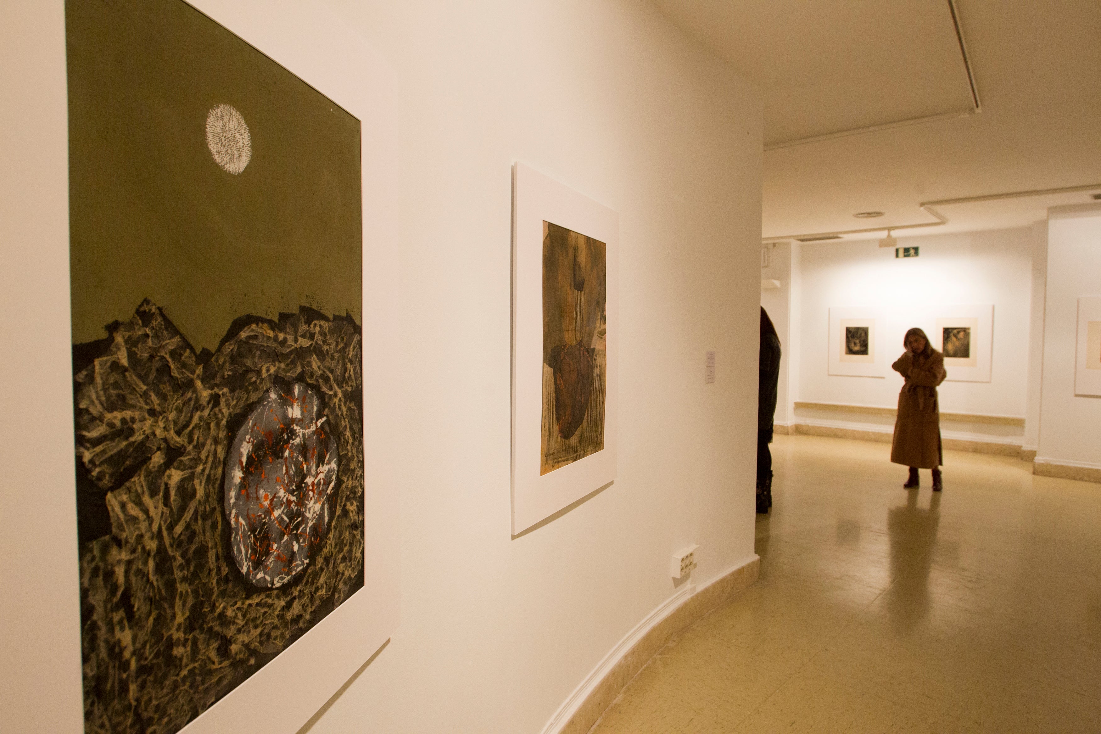 Tres de las participantes con Gregorio en la muestra.