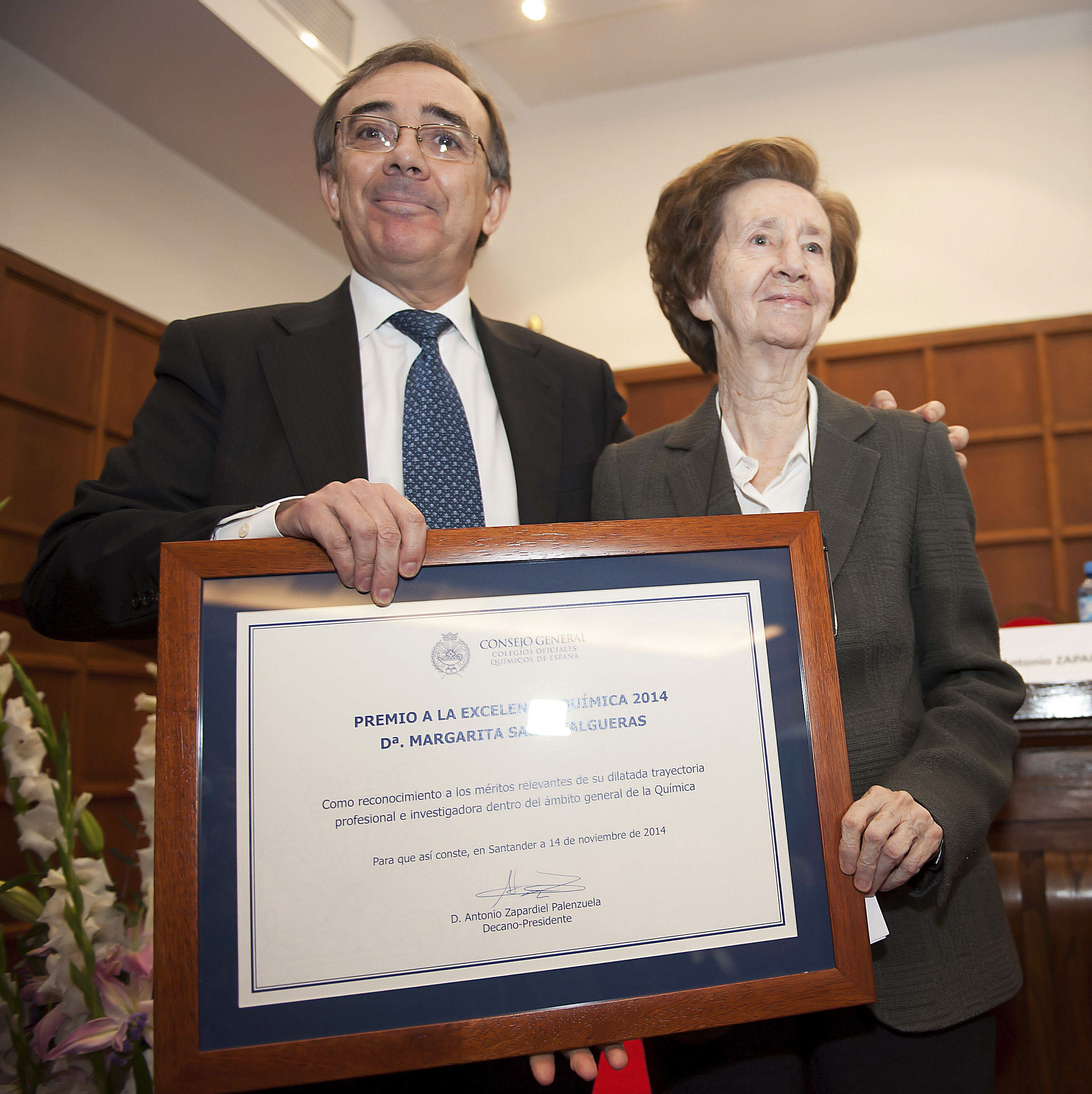 Uno de los muchos reconocimientos que recibió a lo largo de su carrera. En Santander, el Consejo General de Colegios de Químicos de España le dio el premio a la Excelencia.