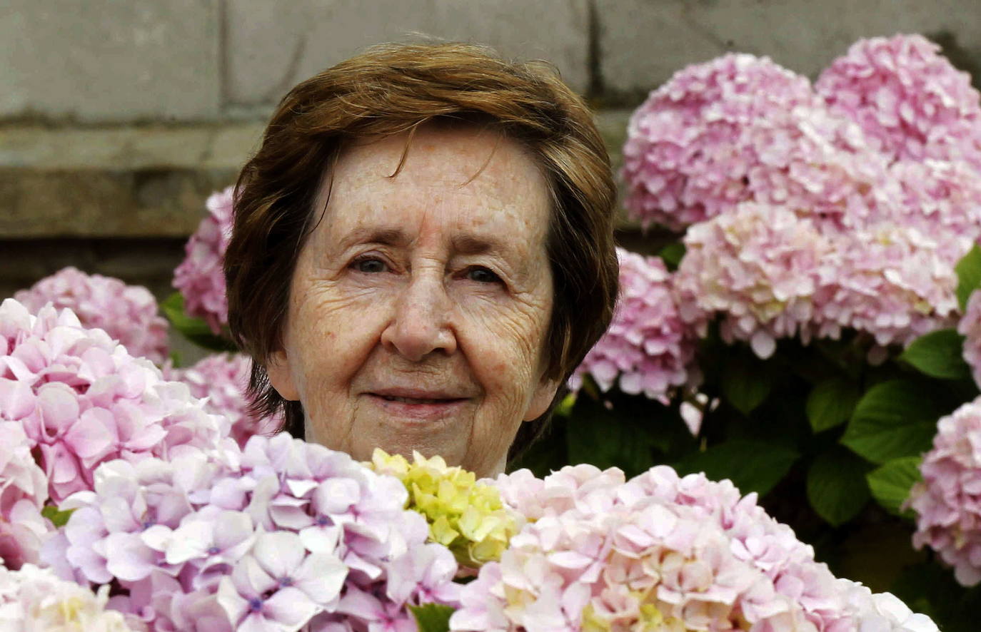 Salas siempre mostró ante los medios de comunicación su lado humano. En la UIMP se dejó fotografiar entre flores.