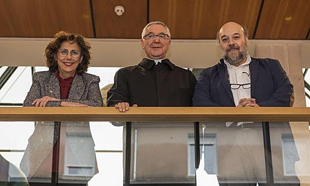 Sonsoles López, directora de Cáritas; Manuel Sánchez Monge, obispo de Santander, y Guillermo Fernández, coordinador del informe. 