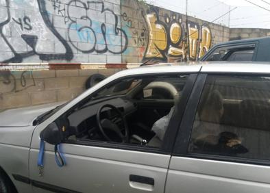 Imagen secundaria 1 - Revientan las lunas de media docena de coches aparcados en un callejón de Castilla-Hermida