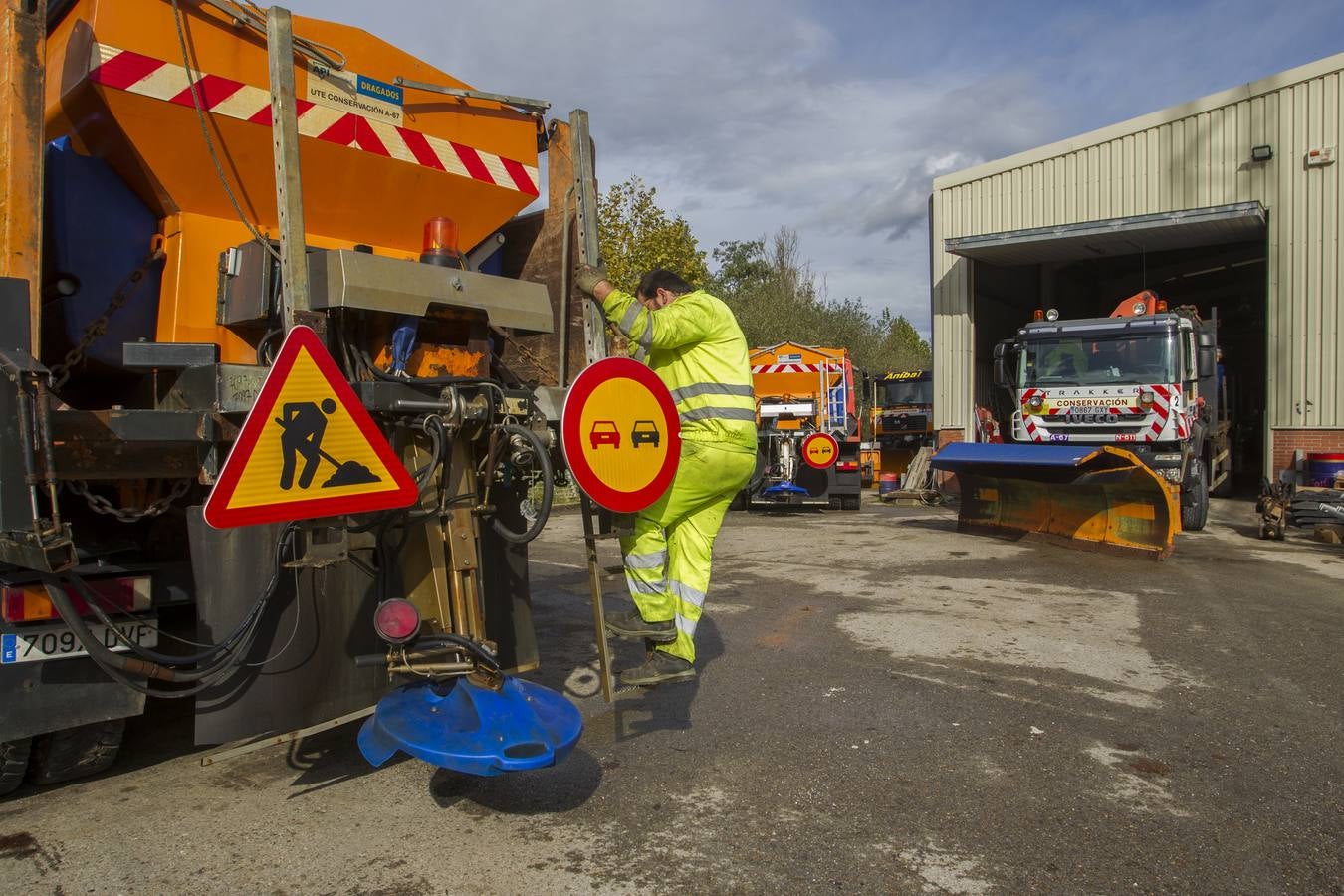 Un operario de la Demarcación de Carreteras del Ministerio de Fomento en Cantabria revisa la maquinaria con vistas al temporal de nieve que se avecina para el fin de semana