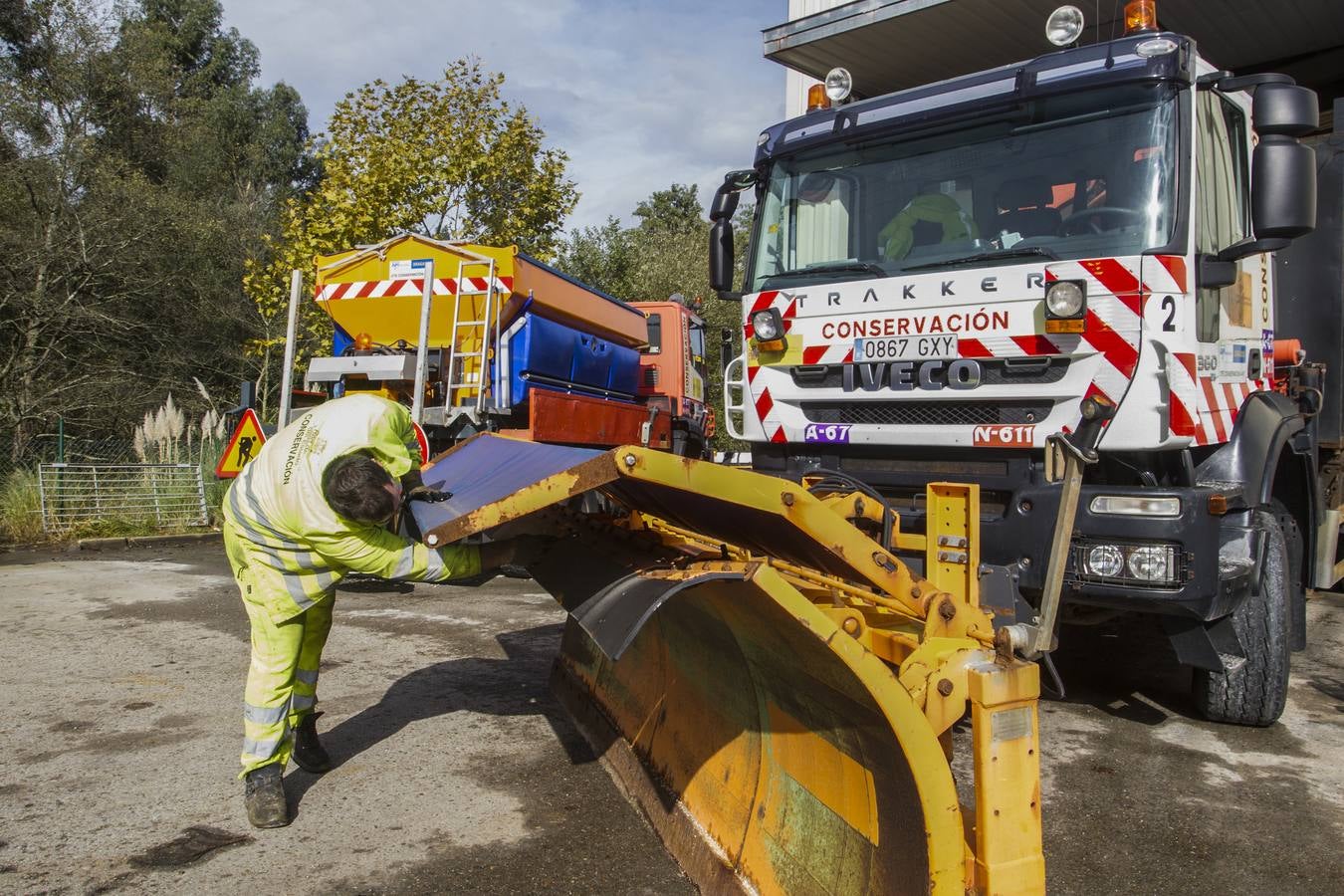 Un operario de la Demarcación de Carreteras del Ministerio de Fomento en Cantabria revisa la maquinaria con vistas al temporal de nieve que se avecina para el fin de semana