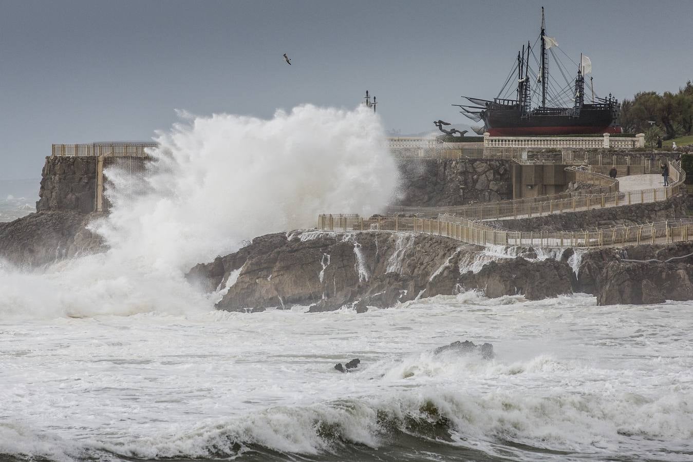 El temporal ha dejado impresionantes imágenes en las playas de Santander y ha dado algún que otro susto a paseantes desprevenidos