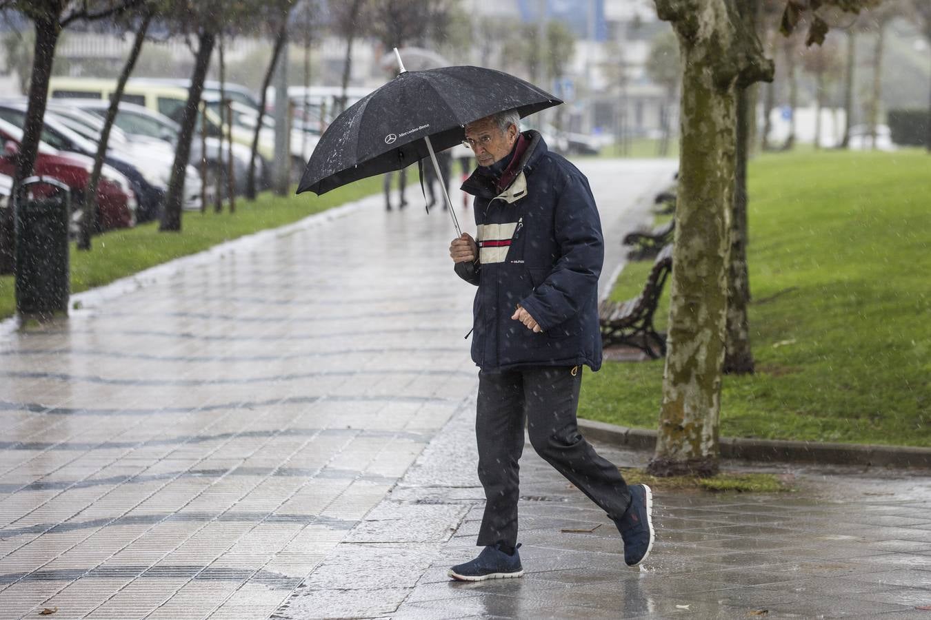 El temporal ha dejado impresionantes imágenes en las playas de Santander y ha dado algún que otro susto a paseantes desprevenidos