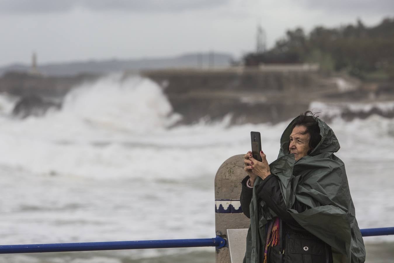 El temporal ha dejado impresionantes imágenes en las playas de Santander y ha dado algún que otro susto a paseantes desprevenidos