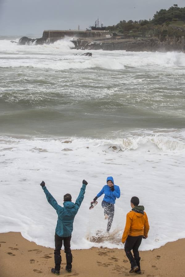 El temporal ha dejado impresionantes imágenes en las playas de Santander y ha dado algún que otro susto a paseantes desprevenidos