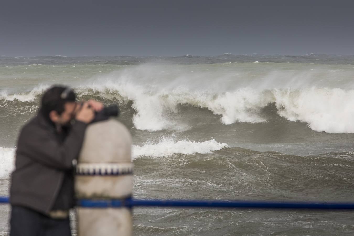 El temporal ha dejado impresionantes imágenes en las playas de Santander y ha dado algún que otro susto a paseantes desprevenidos