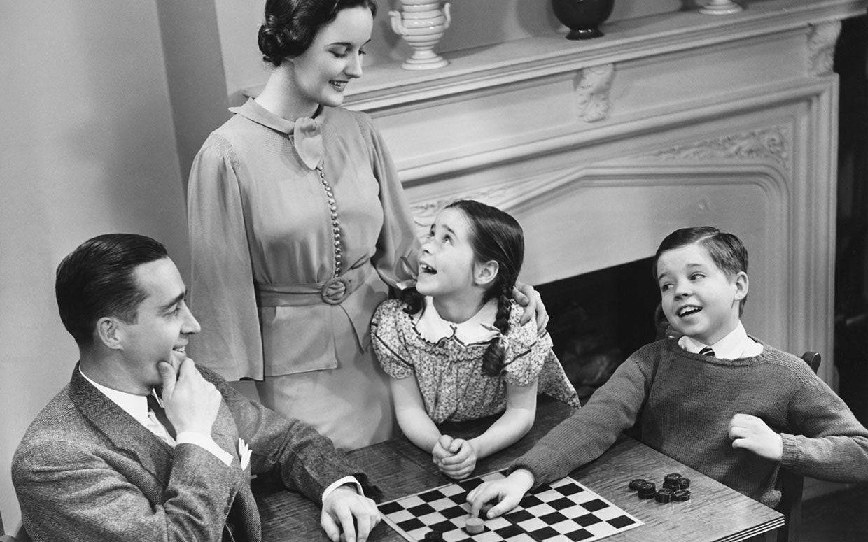 Familia española compartiendo una tarde de juegos.