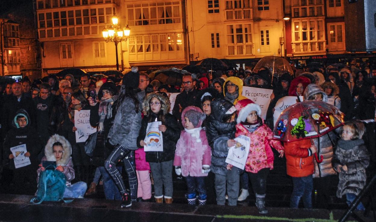 La concentración, que reunió a cientos de campurrianos, se celebró en la Plaza de España de Reinosa.