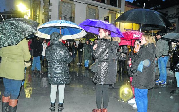 Más de cincuenta personas participaron en la manifestación. 