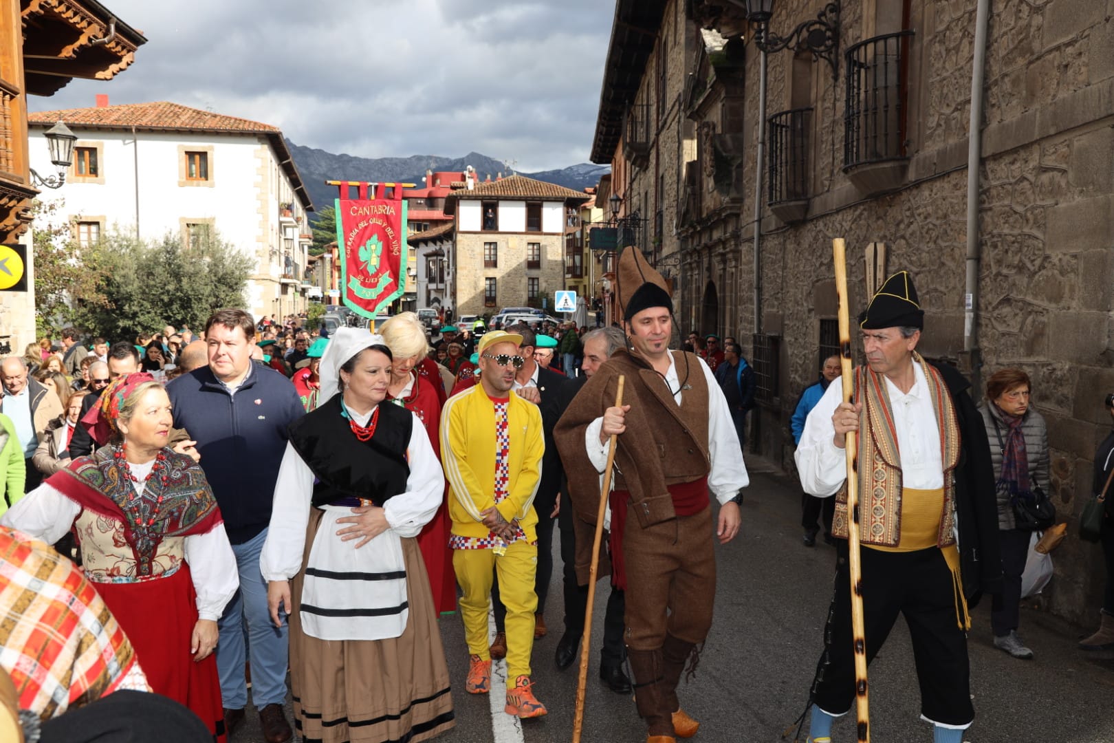 El artista Okuda San Miguel ha sido nombrado Orujero Mayor 2019 en Potes, una villa inmersa en la celebración de una fiesta que aspira a ser de Interés Turístico Internacional.