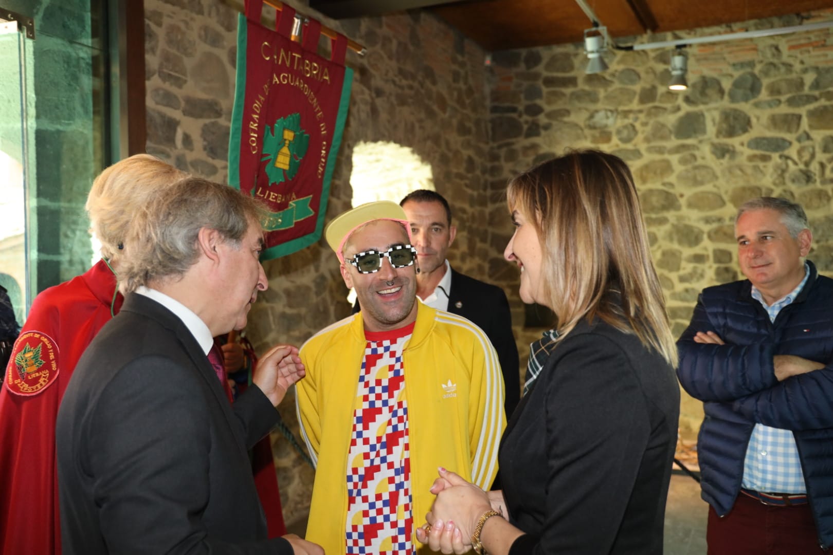 El artista Okuda San Miguel ha sido nombrado Orujero Mayor 2019 en Potes, una villa inmersa en la celebración de una fiesta que aspira a ser de Interés Turístico Internacional.