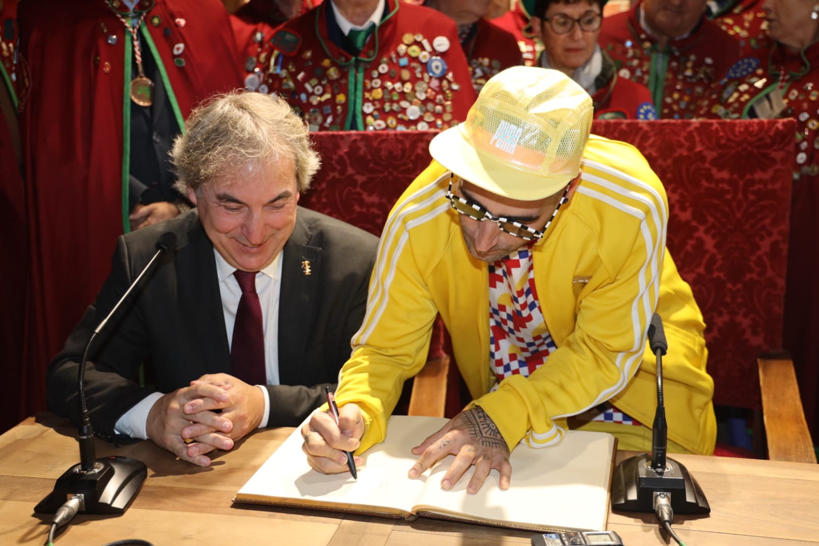 El artista Okuda San Miguel ha sido nombrado Orujero Mayor 2019 en Potes, una villa inmersa en la celebración de una fiesta que aspira a ser de Interés Turístico Internacional.