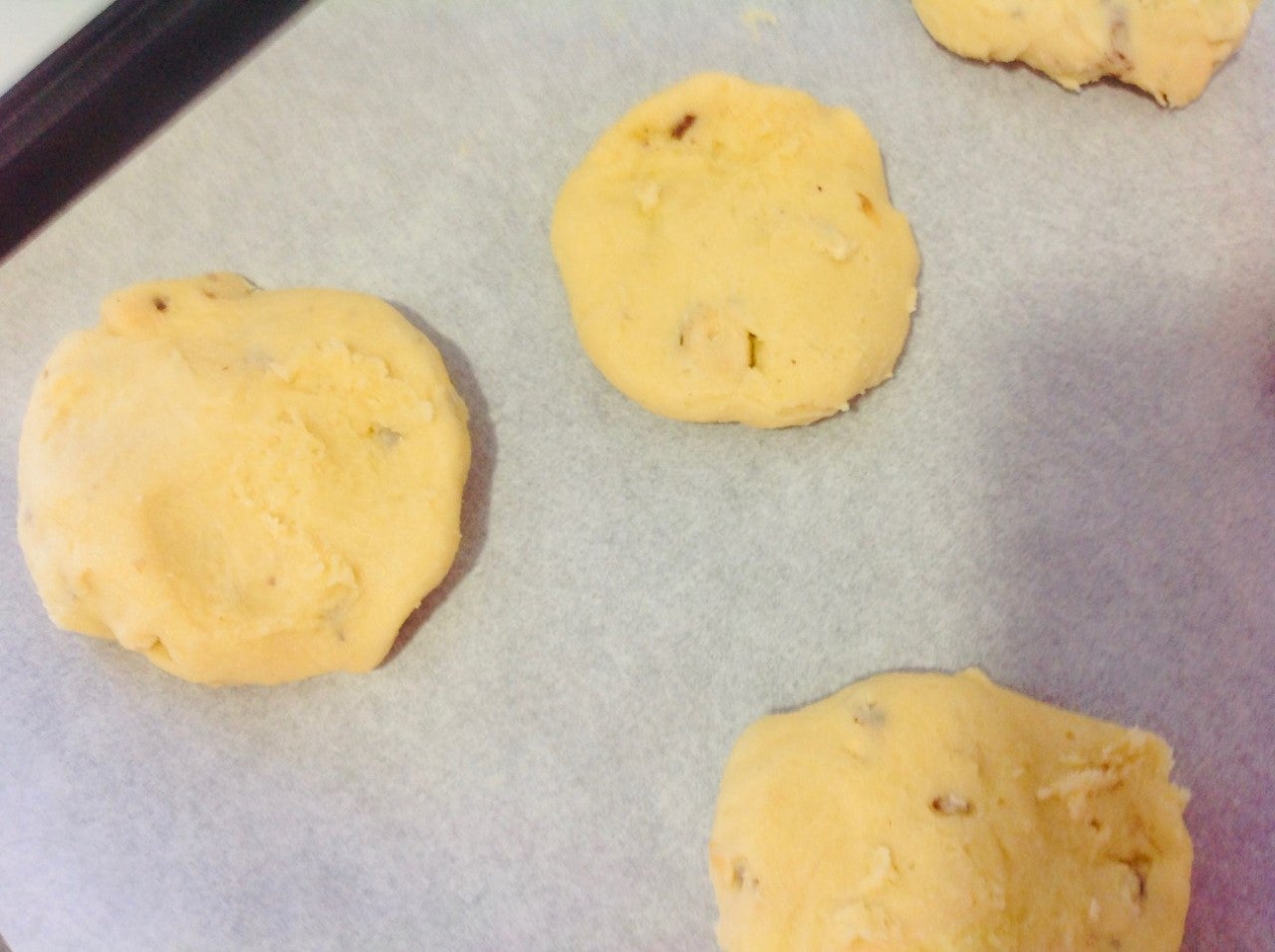 GALLETAS DE AVELLANAS. 9-Hacer bolitas de masa y aplastar. Hornear durante 15 o 20 minutos a 180 grados, según el horno. 