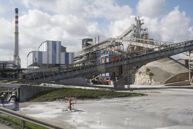 Instalaciones de Solvay en Barreda, que deberán abordar un proceso de transición energética. 