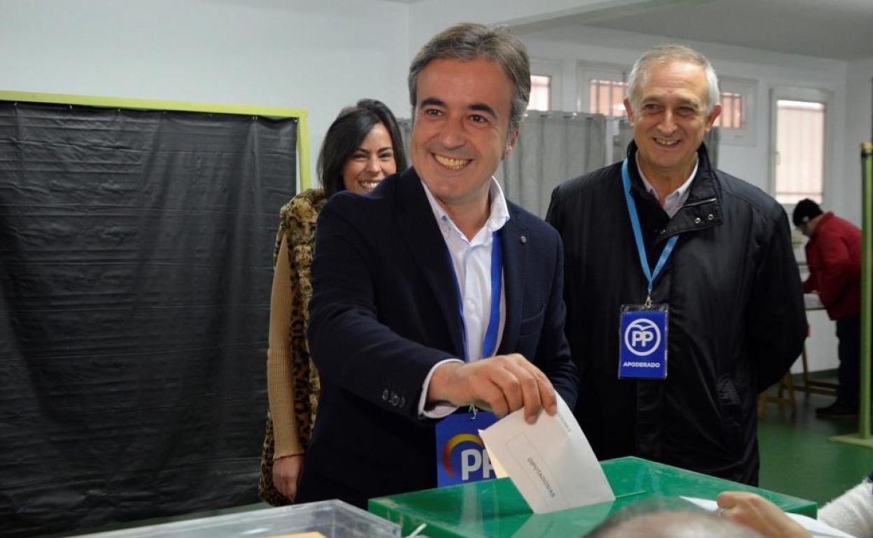 Diego Movellán ha acudido a votar esta mañana.