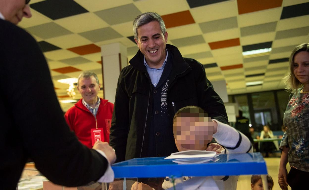 El líder del PSOE en Cantabria ha acuduido a votar a mediodía.