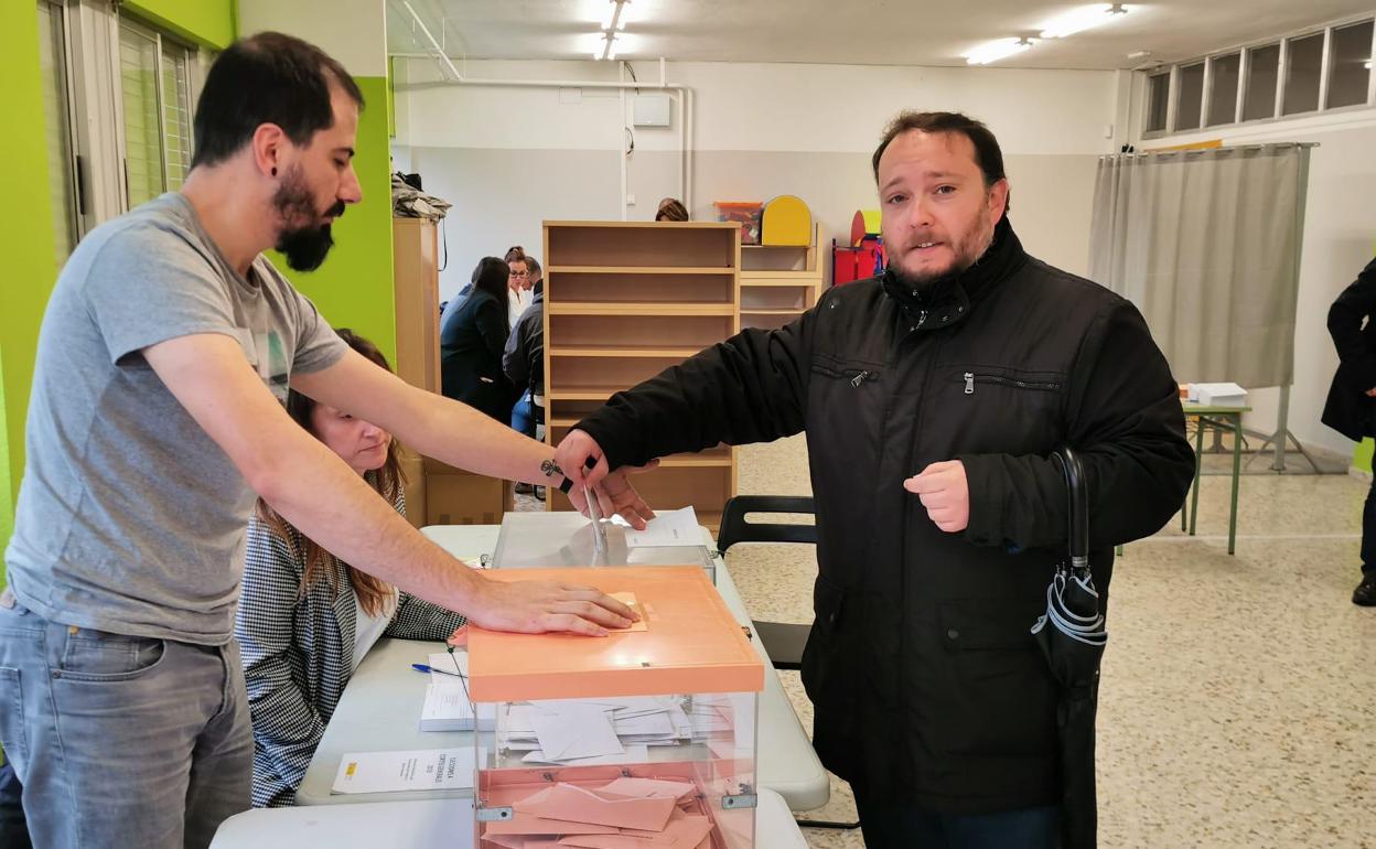 El candidato de Ciudadanos ha acudido esta mañana a votar en Soto de la Marina.