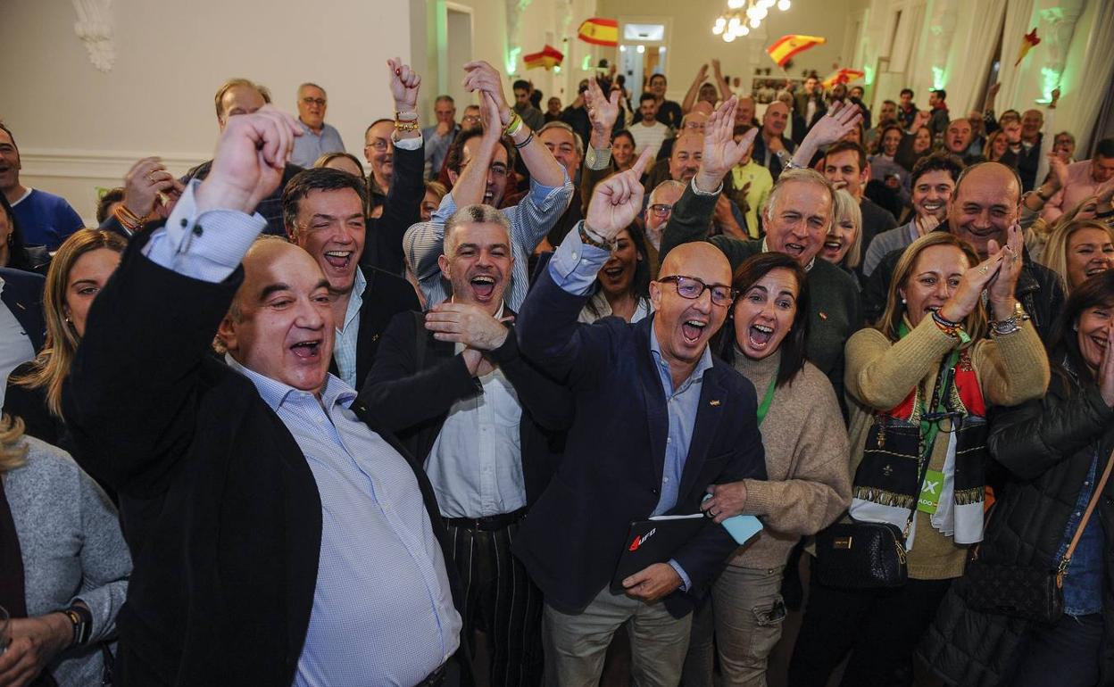 El diputado elector Emilio del Valle junto a Ricardo Garrudo, presidente del partido, y simpatizantes celebran el resultado.