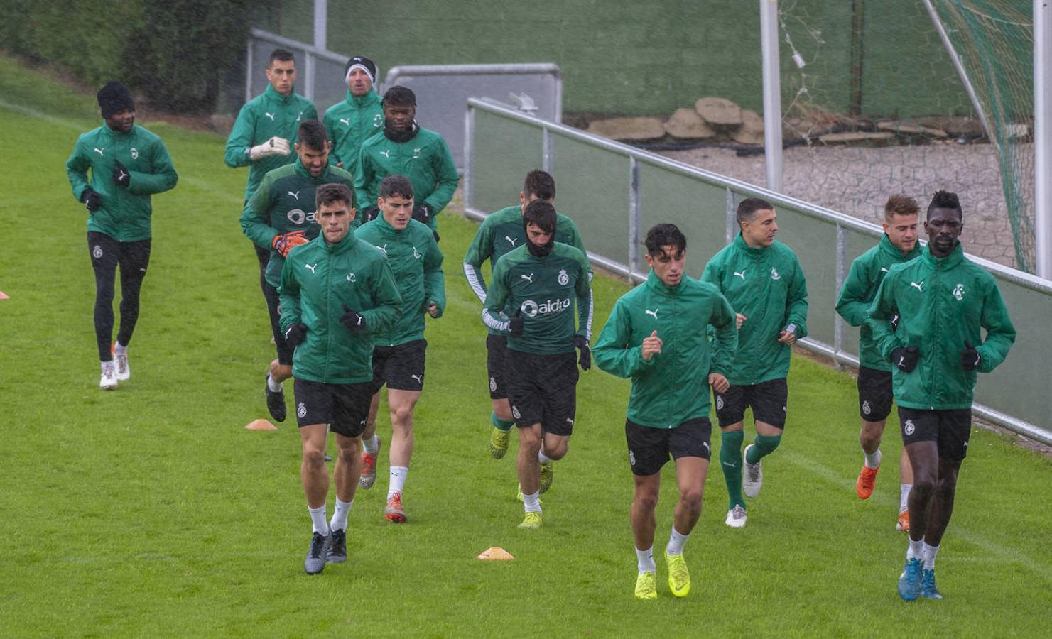 Imagen del entrenamiento del Racing de este lunes en La Albericia, ya sin Iván Ania al frente. 