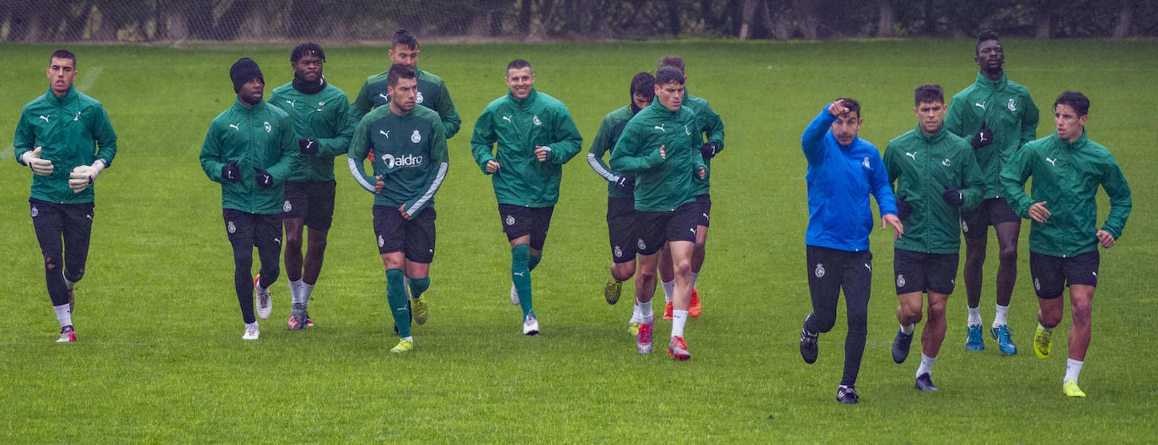 Imagen del entrenamiento del Racing de este lunes en La Albericia, ya sin Iván Ania al frente. 